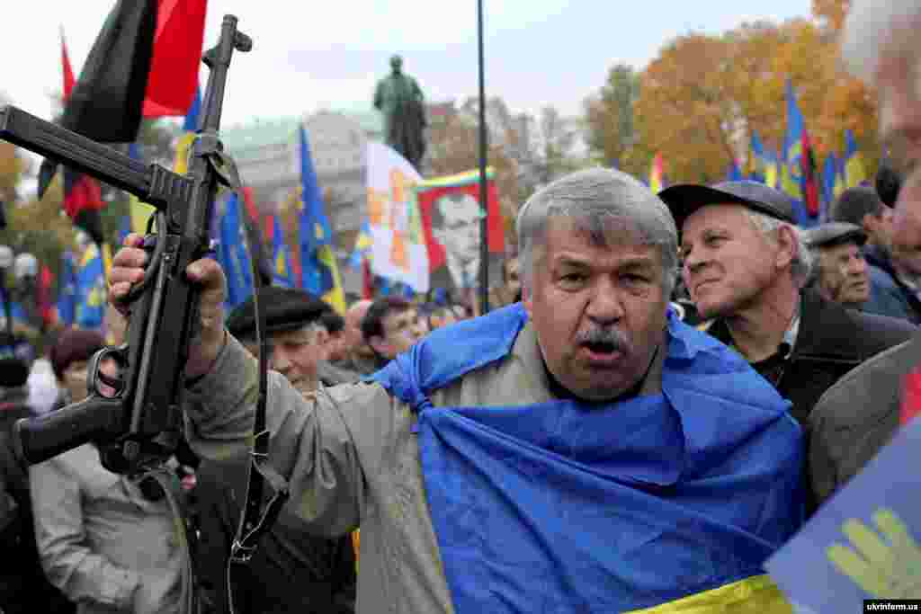 Мітинг прихильників ВО «Свобода» у парку Шевченка біля пам’ятника Кобзареві на честь 71-ї річниці УПА, Київ, 14 жовтня 2013 року