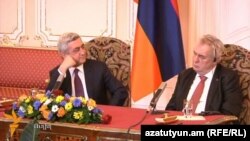 Armenian President Serzh Sarkisian (left) and Czech President Milos Zeman at their joint press conference in Prague on January 30.