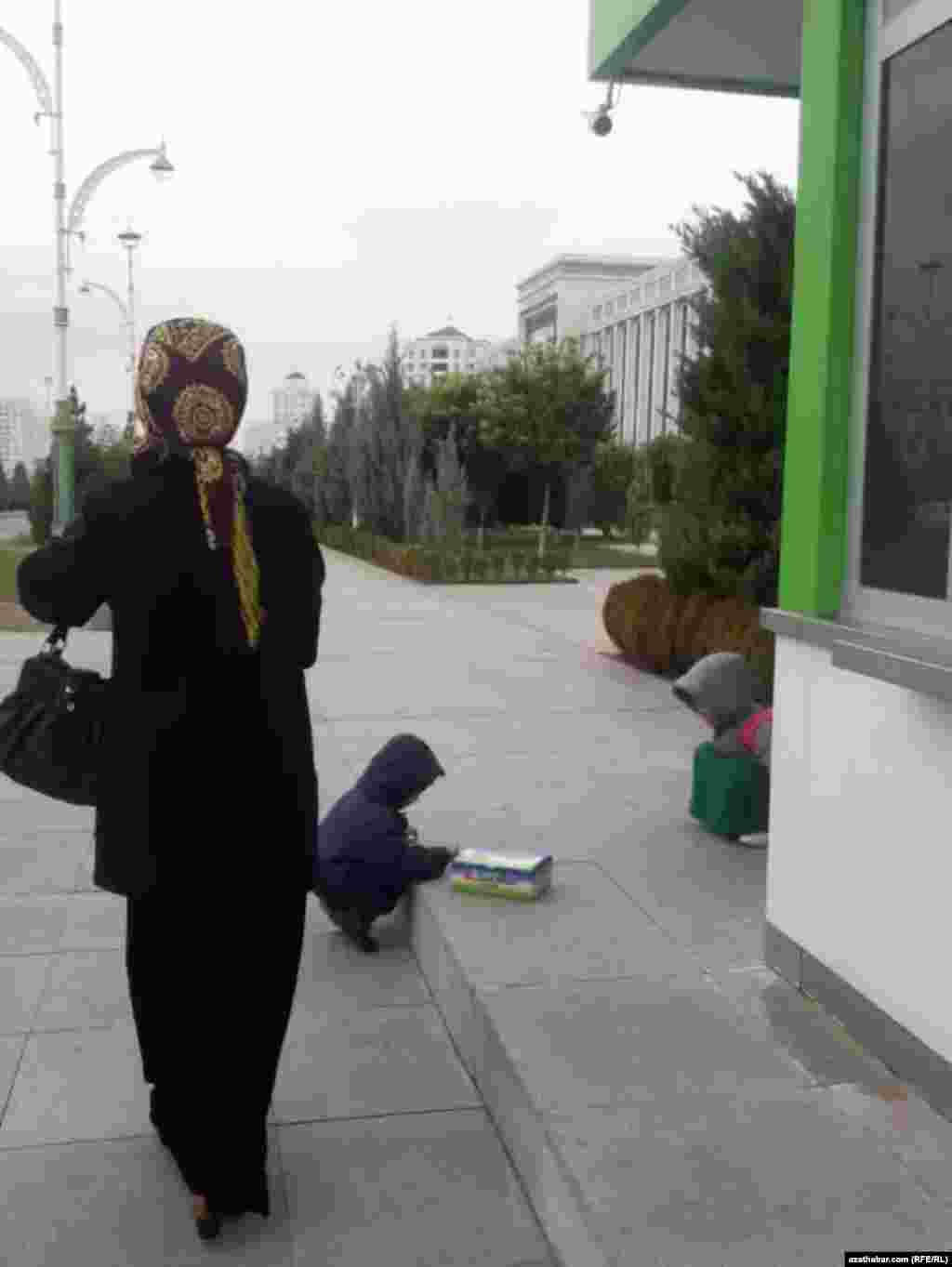 На автобусной остановке, Ашхабад 