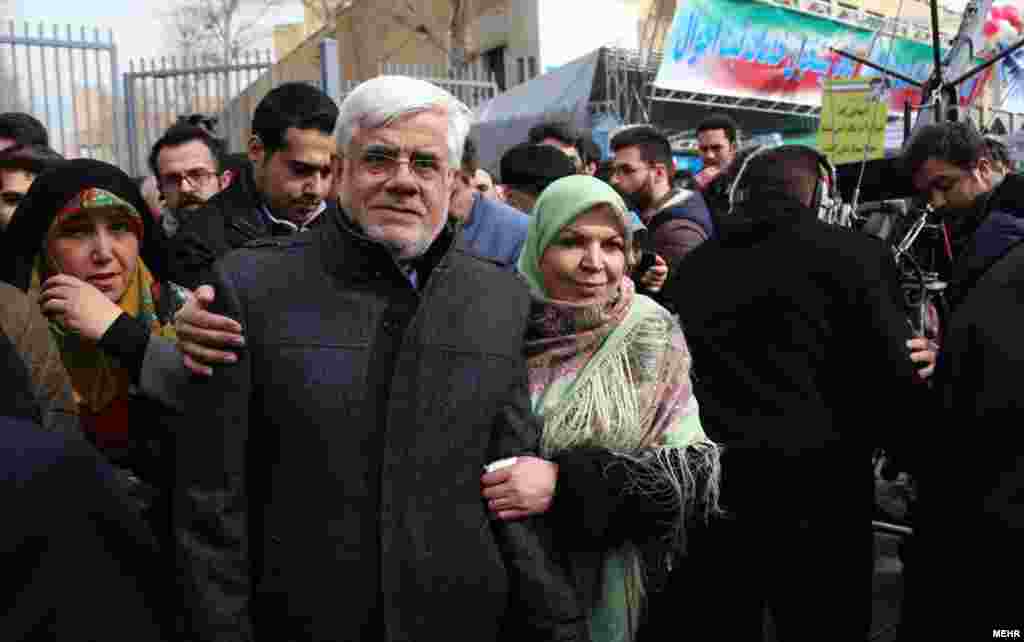 محمدرضا عارف، رئیس شورای سیاست&zwnj;گذاری انتخاباتی اصلاح&zwnj;طلبان و همسرش