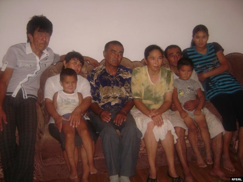 Семья Уркешбаевых: слева направо – Нуржан, его тётя Нургайша с племянником, отец Жанбырбай, мать Базаргуль, дядя Нурлан, младший брат Талант и сестра Асель.