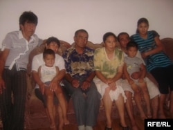 Семья Уркешбаевых: слева направо – Нуржан, его тётя Нургайша с племянником, отец Жанбырбай, мать Базаргуль, дядя Нурлан, младший брат Талант и сестра Асель. Июль, 2009 год.