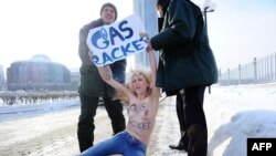 Затримання активістки FEMEN біля офісу «Газпрому» у Москві