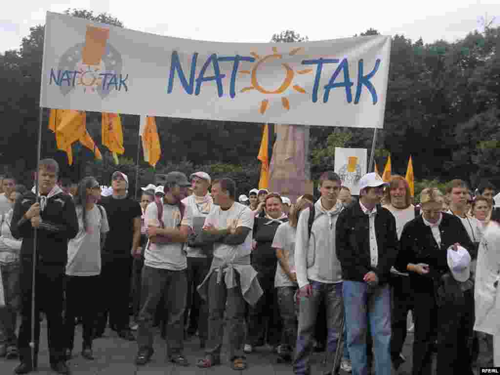 Сторонники НАТО на митинге во Львове, 17 июня 2008