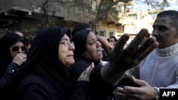 Әлі жалғасып жатқан қақтығыс кезінде қаза болған ұлын жоқтап тұрған ана. Каир, 22 желтоқсан 2011 жыл