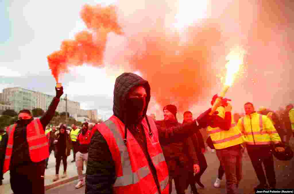 Širom Francuske održavaju se masovni štrajkovi i protesti protiv planova predsjednika Emmanuela Macrona da revidira penzioni sistem.