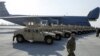 Прибытие партии военных машин Humvee в киевский аэропорт Борисполь (архивное фото)