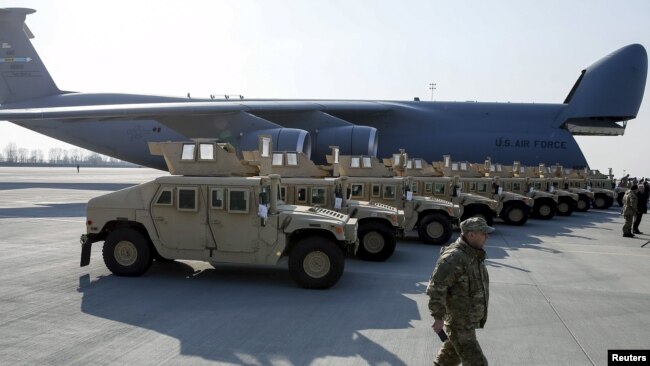 Перша партія бронеавтомобілів HMMWV у Борисполі, 25 березня 2015 року