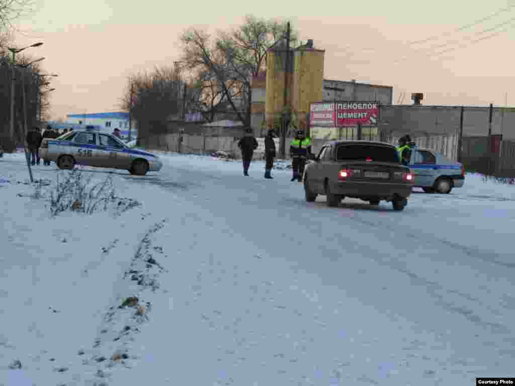 Police cordon off the area around the Kopeysk prison after the rebellion by inmates broke out on November 24.