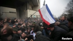 Столкновение у здание крымского парламента в Симферополе. 26 февраля 2014 года.