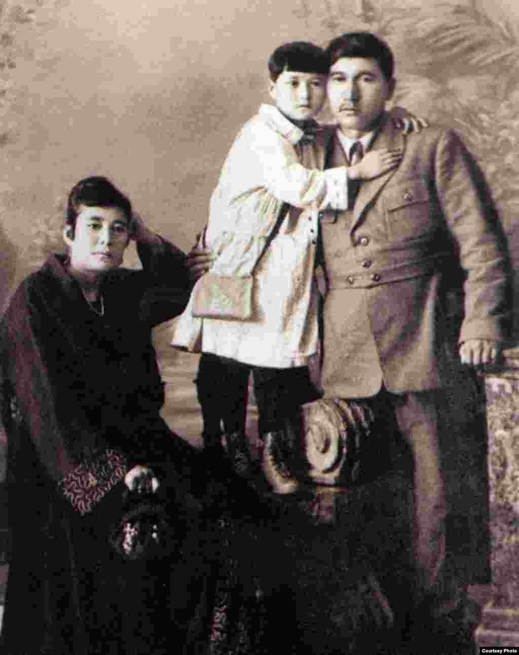 Ғайнижамал, Гүлнар және Міржақып Дулатовтар. Орынбор, 1923 жыл. (Сурет "Шындық шырағы" кітабынан алынды).