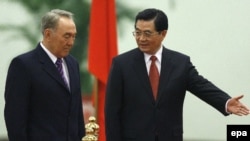 Президент Казахстана Нурсултан Назарбаев и председатель КНР Ху Цзиньтао в Пекине. 