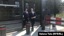 Haradinaj duke dalë nga ndërtesa e Prokurorisë Speciale.