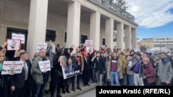 Deo poslanika opozicije pridružio se studentima ispred zgrade Pokrajinske skupštine, 17. decembar 2024.