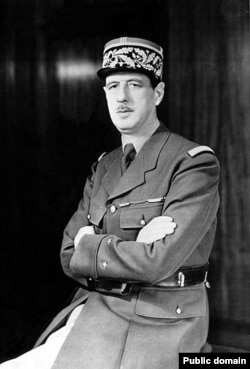 Charles de Gaulle, a 2. világháborús francia ellenállás vezetője, majd elnök kiléptette hazáját a NATO katonai parancsnokságából. Marine Le Pen ugyanezzel az ötlettel játszik