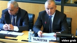 Музаффар Ашӯриён, вазири адлия (рост) ва Зариф Ализода, мушовири раисҷумҳур (чап)