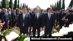 „ქართული ოცნების“ ლიდერები მუხათგვერდის ძმათა სასაფლაოზე