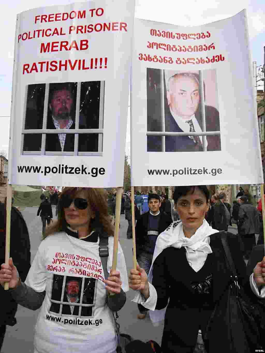 მანიფესტაციის მონაწილეები სხვადასხვა საპროტესტო ტრანსპარანტით მოვიდნენ