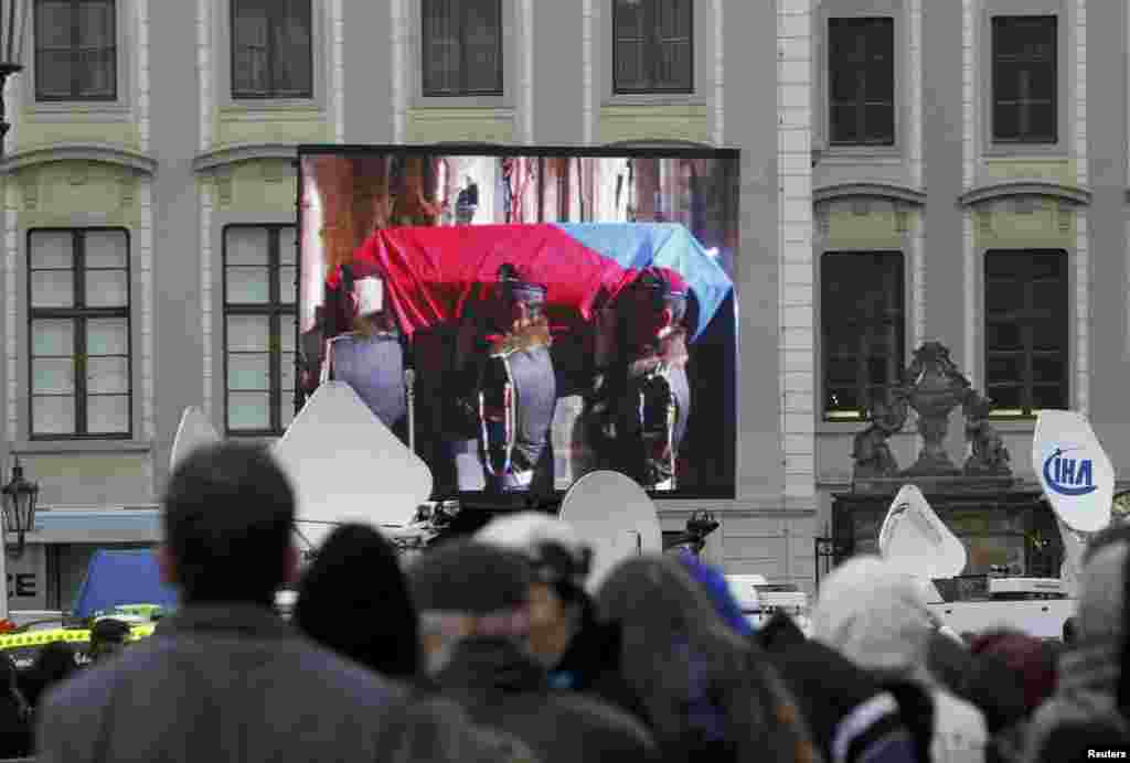 Czech Republic - People watch on a giant screen the funeral ceremony of late former Czech President Vaclav Havel at Prague Castle's St. Vitus Cathedral, 23Dec2011