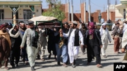 د خوست په ګوربز کې خلک د يو ملکي وګړي جسد هدېرې ته وړي 