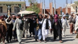 خوست کې د بریدونو له امله د یوه وژل شوي کس جنازه - عکس پخوانی دی 