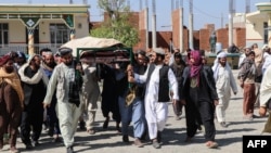 خوست کې د بریدونو له امله د یوه وژل شوي کس جنازه - عکس پخوانی دی 