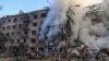 Пожежа і зруйнований будинок внаслідок російської атаки в Шевченківському районі. Київ, 24 травня 2026 року