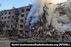 Зруйнований російським ударом житловий будинок у Шевченківському районі. Київ, 24 травня 2026 року