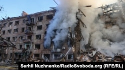 Пожежа і зруйнований будинок внаслідок російської атаки в Шевченківському районі. Київ, 24 травня 2026 року