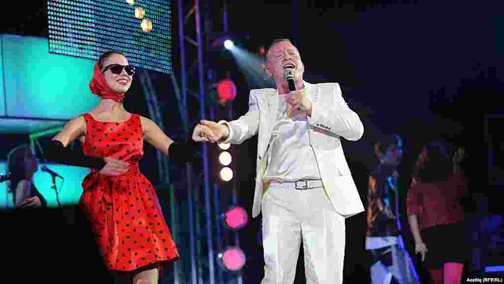 Илназ Баһ һәм "Сәйдәш" бию төркеме 