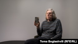 ბრენდან ჯექსონი ღია ბარათით ხელში