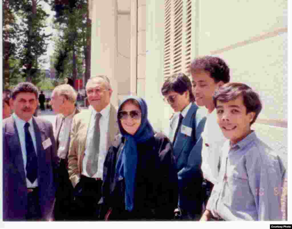 سمینار بین&zwnj;المللی تالاسمی در تهران، سال ۱۳۷۵. وحید می&zwnj;گوید: &laquo;این عکس یکی از عکس&zwnj;های خوب و خاطره&zwnj;انگیزه...من در کنار مرحوم پرفسور وثوق ایستاده&zwnj;ام که به نوعی زندگی&zwnj;ام را مدیونش هستم. پرفسور وثوق یکی از سرشناس&zwnj;ترین متخصصان خون بود که در دنیا اسم و رسمی داشت و سال گذشته فوت کرد. در این عکس یه پزشک قبرسی حضور دارد و همچنین دکتر آل&zwnj;بویه از دیگر متخصصین خون کشور.&raquo; 