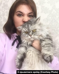 Яўгенія Доўгая і яе котка Моця.