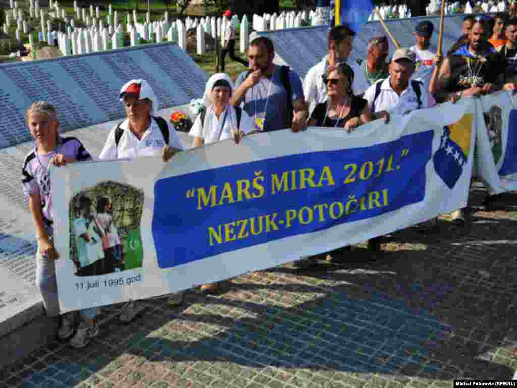 Dolazak učesnika Marša mira u Memorijalni centar Potočari, 10.07.2011. Foto: Midhat Poturović 