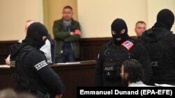 Едно од рочиштата во Белгија на кое е прикажан осудениот Салах Абдесалам со замаглено лице 