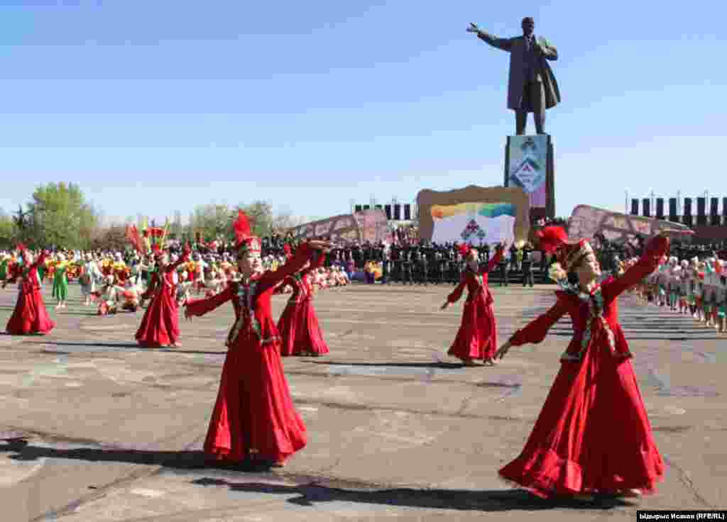 Национальные танцы в Оше.