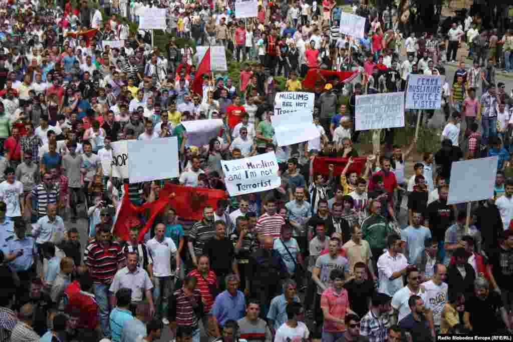 Протести на Албанците против полициската операција Монструм.