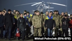 Президент Украины Петр Порошенко с освобожденными украинскими пленными