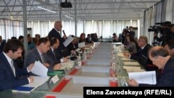 Участники круглого стола считают, что остановить войну в Сирии можно только силой, в качестве которой должна выступить Россия и поддерживающие ее страны