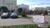 Выкладчыца ангельскай мовы Валянціна Голубева каля амбасады РФ