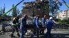 Рятувальники несуть тіло загиблого через російський удар по Києву вночі проти 28 серпня 2025 року