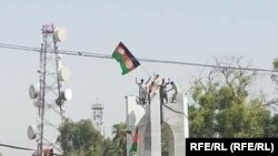Протесты в Джелалабаде: протестующие пытаются установить национальный флаг Афганистана. 18 августа 2021 года.