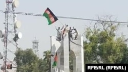 Протесты в Джелалабаде: протестующие пытаются установить национальный флаг Афганистана, 18 августа 2021 года 