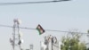 برافراشتن پرچم ملی افغانستان از سوی برخی از شهروندان ننگرهار در شهر جلال آباد.