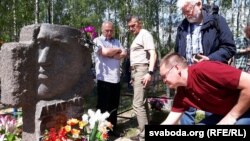 Каля магілы Анатоля Сыса ў Гарошкаве