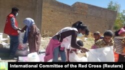 Radnici i volonteri Međunarodnog crvenog krsta dostavljaju hranu i ostale potrepštine stanovnicima Tigraja, Etiopija (6. januar 2021.)