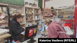  Клиентка пазари в дребния магазин в София, 5 януари 2026 година 