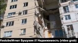 Частково зруйнований будинок у Рубіжному, де продовжують жити мешканці