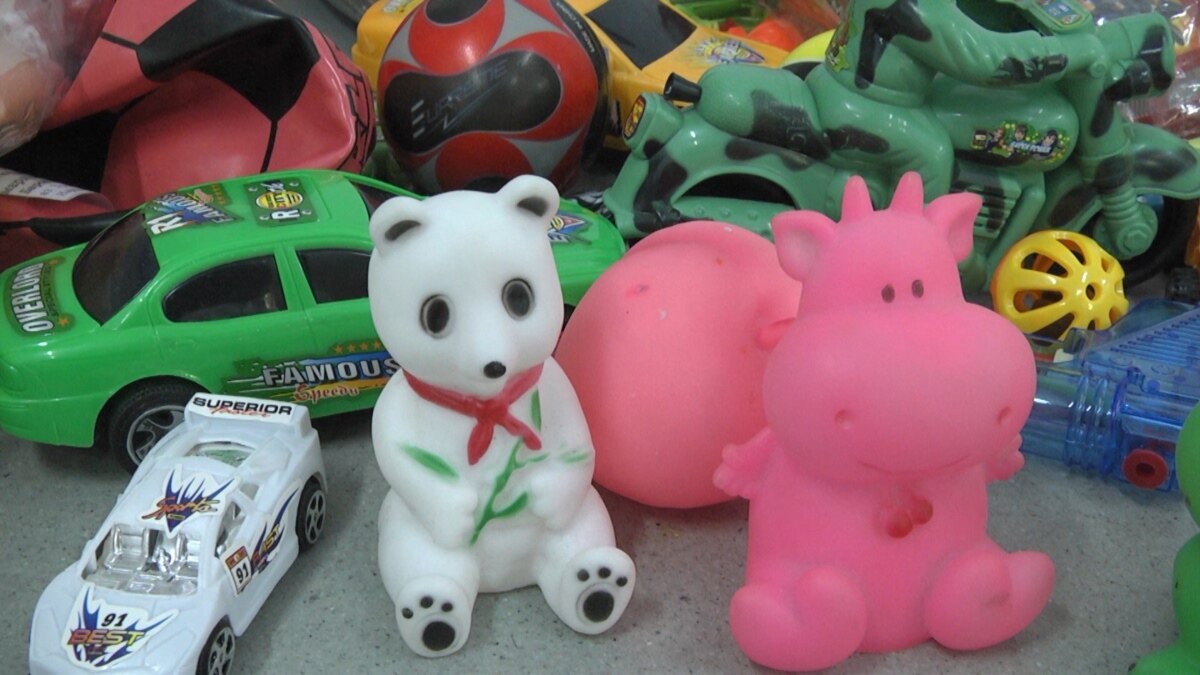 Ойыншықтар суреті. Китайские игрушки не оригинал. Ойыншықтар машина.