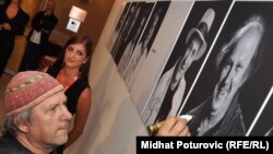 Zijah Sokolović potpisuje svoju fotografiju na Sarajevo film festivalu, 31. jul 2010.